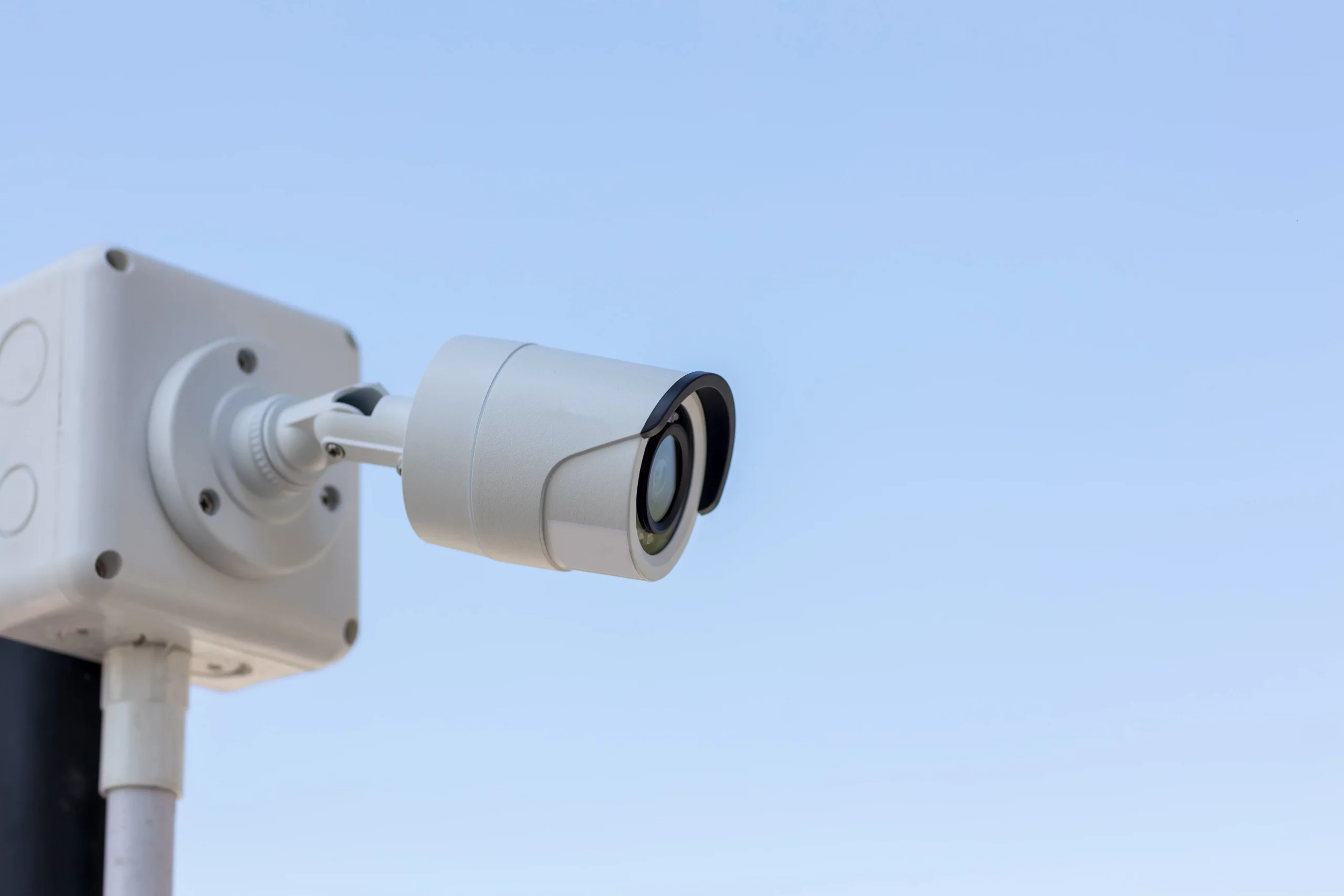 Caméra de vidéosurveillance professionnelle installée en extérieur