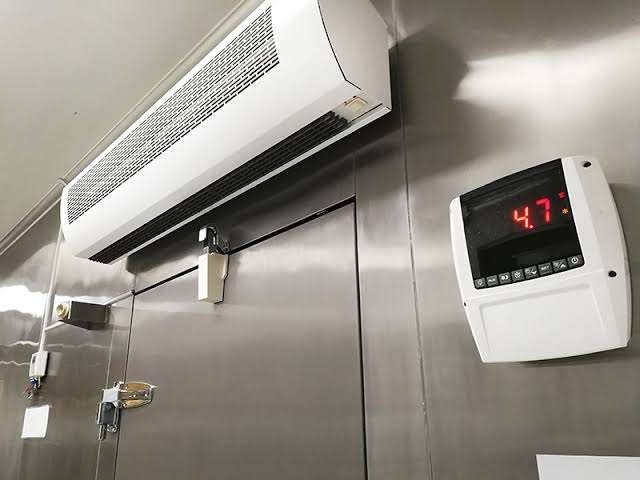 Chambre froide équipée d'un système de réfrigération et contrôle de température